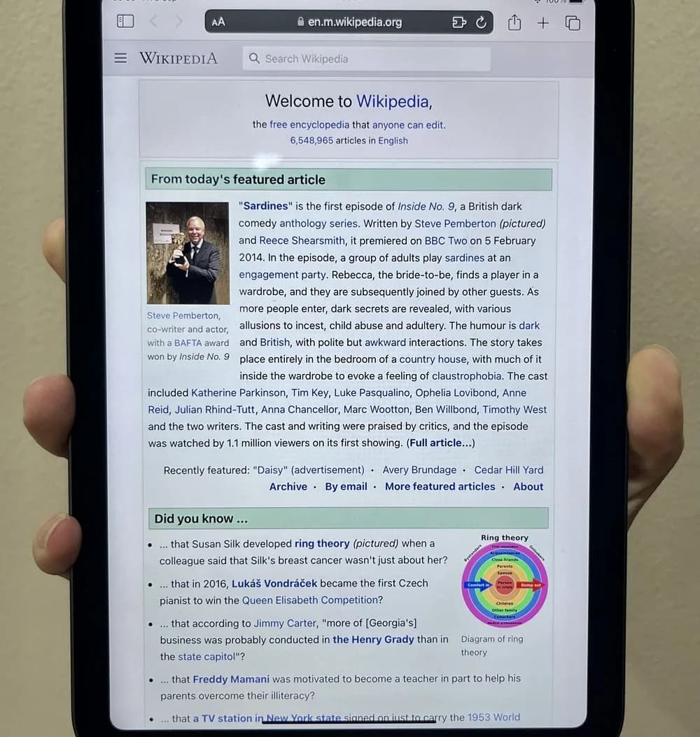 Een iPad mini (6e generatie) in de hand